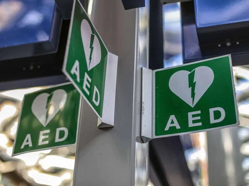 Jak używać defibrylatora - krok po kroku, aby uratować życie