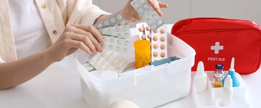 Co znajduje się w apteczce domowej? Niezbędne przedmioty na każdą sytuację