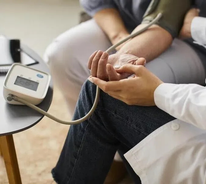 Przy jakim ciśnieniu jechać na pogotowie? Kluczowe informacje i objawy