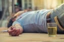 Kiedy można wezwać pogotowie do alkoholika? Kluczowe objawy i sytuacje