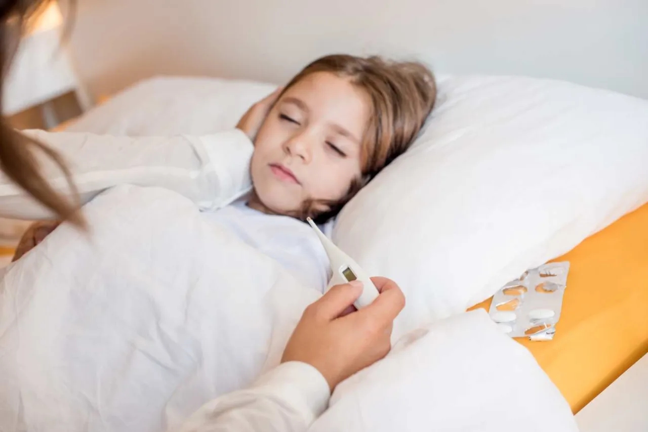 Czy budzić dziecko na lek przeciwgorączkowy? Kluczowe wskazówki dla rodziców