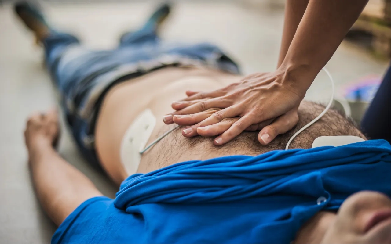 Defibrylator AED - Kogo nie stosować, aby uniknąć zagrożeń?