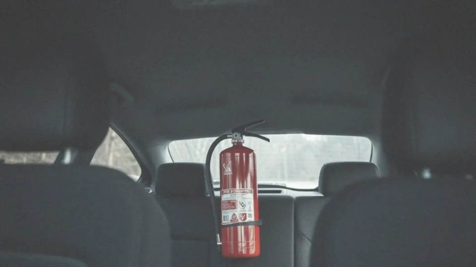 Czy gaśnica jest obowiązkowa w samochodzie? Sprawdź przepisy i kary