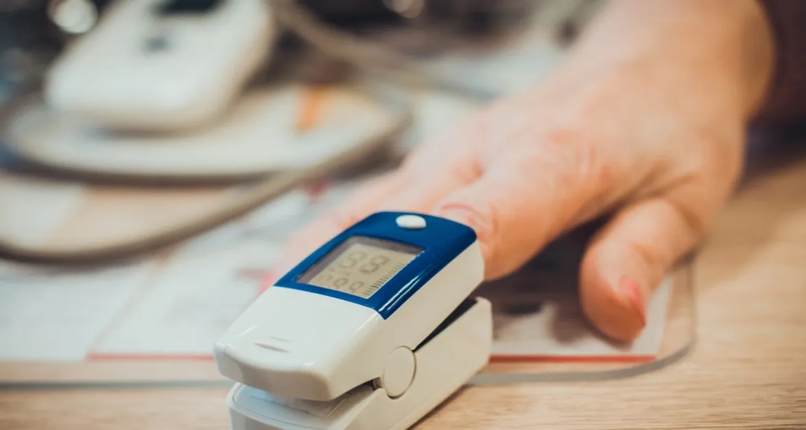 Pulsoksymetr kiedy pogotowie – objawy, które mogą zagrażać życiu